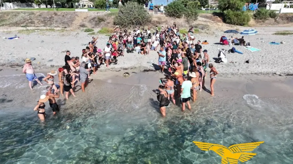 Injured by fishing nets, the loggerhead sea turtle returns to the sea after two months. Injured by fishing nets, the loggerhead sea turtle returns to the sea after two months.