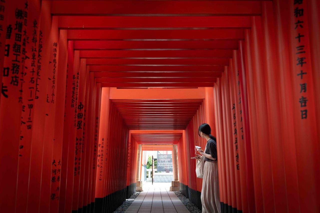 A multitude of brightly colored torii gates at Anamori Inari Shrine. (© Hatsuzawa Ari)